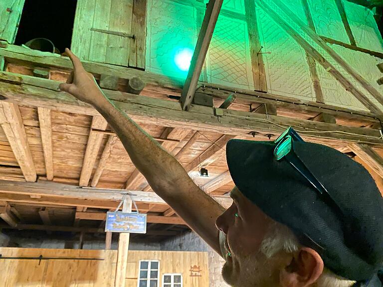 Hat im Fachwerk der Scheune alte Putzstrukturen entdeckt - und sie sichtbar gemacht für seine Gäste im Biergarten: Andy Albert, der Nebenerwerbswirt mit Mütze. Hat im Fachwerk der Scheune alte Putzstrukturen entdeckt - und sie sichtbar gemacht für seine Gäste im Biergarten: Andy Albert, der Nebenerwerbswirt mit Mütze.