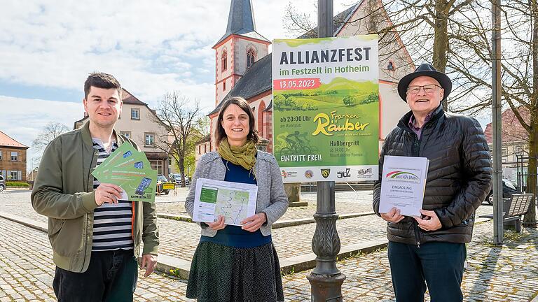 In Hofheim wird Mitte Mai an drei Tagen in Sachen Dorferneuerungspreis groß gefeiert. Die Allianz-Verantwortlichen (von links) Philipp Lurz, Kerstin Brückner und Wolfgang Borst verraten die Details.