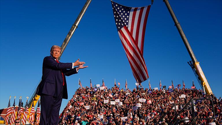 Wahlkampf in den USA - Trump in Pennsylvania       -  Trump: &bdquo;Unsere Bewegung (...) ist stärker, stolzer, geeinter, entschlossener und dem Sieg näher als je zuvor.&rdquo;