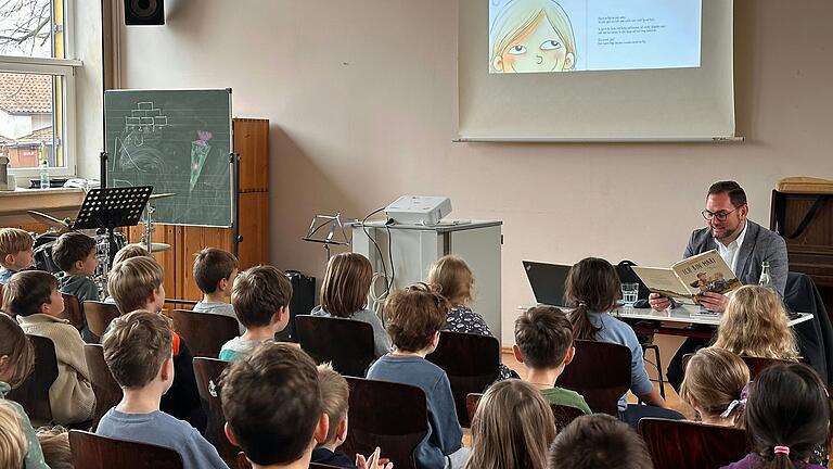 Bürgermeister Matthias Bielek, las den Erstklässlern der&nbsp; Rudolf-von-Scherenberg Grundschule Dettelbach vor.