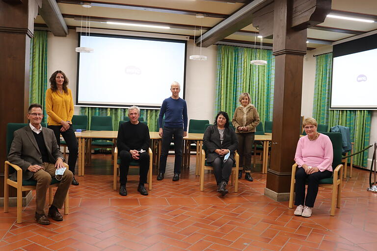Podiumsdiskussion bei der Ostheimer Gesundheitswoche: Peter Suckfüll, Sybille Martin, Prof. Dr. Volker Beck, Eberhard Helm, Karina Dietz, Eva Böhm und Gabriele Gröschel (von links).