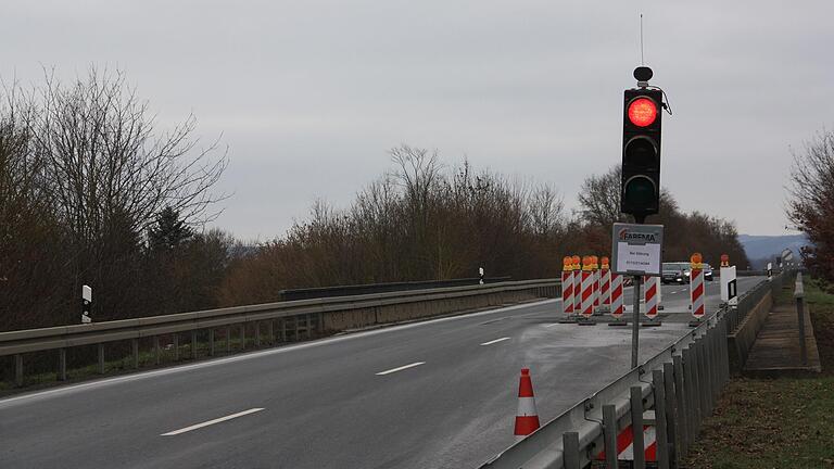 Seit dem Unfall vom 26. Januar regelt eine Baustellenampel auf der B 286 bei Alitzheim den Verkehr an der Engstelle, wo die Fahrspur in Richtung Gerolzhofen aufgrund von Fahrbahnschäden gesperrt ist.&nbsp;