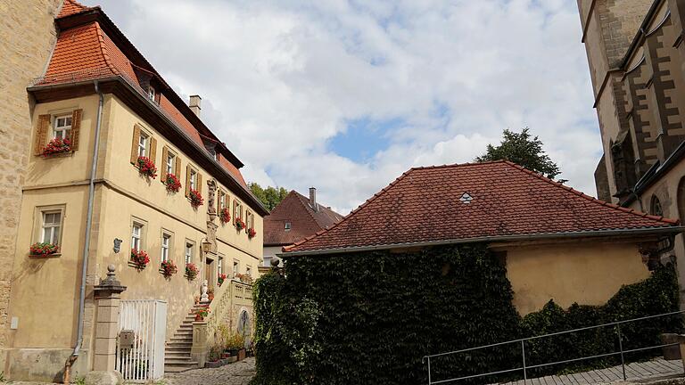 So sah das ehemalige Iphöfer Pfarrhaus vor Beginn der Sanierung auf der Südseite aus. So sah das ehemalige Iphöfer Pfarrhaus vor Beginn der Sanierung auf der Südseite aus.