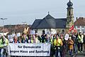 Der gemeinsame Zug für Demokratie und  gegen Rechtsextremismus führte über die Alte Mainbrücke auf den Marktplatz.