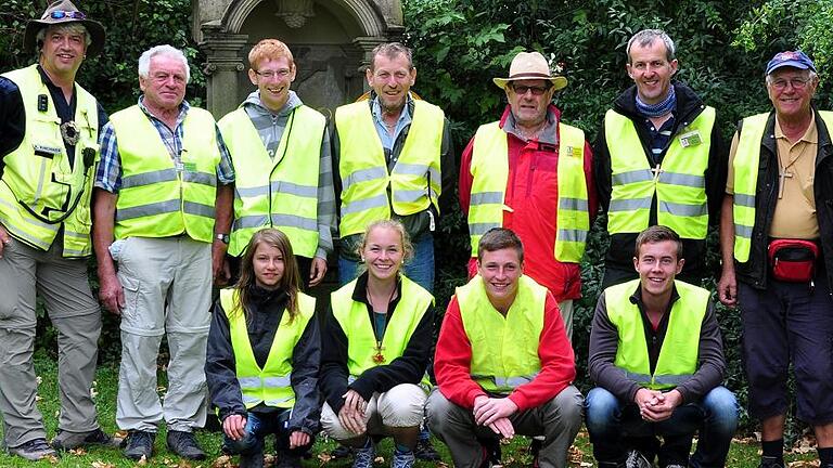 Sorgen für die Sicherheit: (stehend von links) Klaus Kirchner, Hermann Salomon, Sebastian Sauer und sein Vater Paul, Michael Weilnhammer, Martin Schebler und Edwin Döbling; vorne: Simone Kirchner, Rebecca Hornung, Julian Bedner und Tim Schebler.