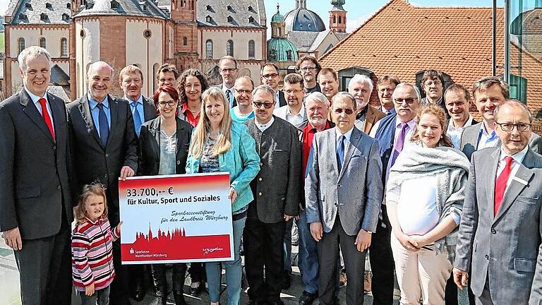 Sparkassen-Vorstandsvorsitzender Bernd Fröhlich (ganz links), Landrat Eberhard Nuß (Zweiter von links), Bürgermeister Peter Juks (Dritter von links) und Bereichsdirektor Rainer Ankenbrand (ganz rechts) mit Repräsentanten der gemeinnützigen Organisationen und Initiativen FOTO Sparkassen-Vorstandsvorsitzender Bernd Fröhlich (ganz links), Landrat Eberhard Nuß (Zweiter von links), Bürgermeister Peter Juks (Dritter von links) und Bereichsdirektor Rainer Ankenbrand (ganz rechts) mit Repräsentanten der gemeinnützigen Organisationen und Initiativen FOTO