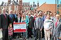 Sparkassen-Vorstandsvorsitzender Bernd Fröhlich (ganz links), Landrat Eberhard Nuß (Zweiter von links), Bürgermeister Peter Juks (Dritter von links) und Bereichsdirektor Rainer Ankenbrand (ganz rechts) mit Repräsentanten der gemeinnützigen Organisationen und Initiativen FOTO