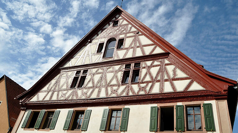 Reich geschmücktes fränkisches Fachwerk am Sommerhäuser Bürgerhaus in der Katharinengasse. Foto: Wilma Wolf