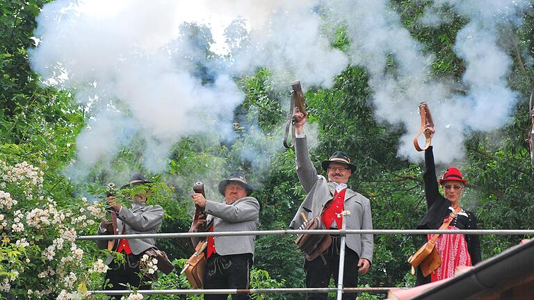 Die „Böllerschützen Fortuna Röttingen“ eröffnen am Samstag das 14. Creglinger Rosenblüten- und Lichterfest. Tradition ist es, dass die Schützen in ihrer letzen Salve die  Läufe zusätzlich mit Rosenblütenblättern füllen, die dann auf die Besucher niederregnen.