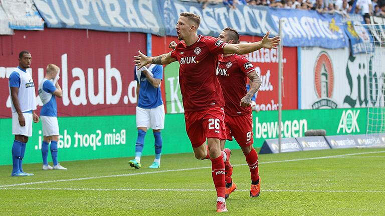 Ihn haben sie an den Betzenberg geholt, müssen die Ablöse für den defensiven Mittelfeldspieler aber nicht mehr voll bezahlen: Janik Bachmann, hier im Trikot der Würzburger Kickers beim Auswärtsspiel gegen den FC Hansa Rostock, läuft inzwischen für den FC Kaiserslautern auf.