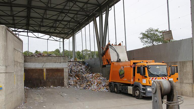 Abfalldeponie Wirmsthal       -  Der Hausmüll wird zunächst auf einer Umladestation  abgekippt.