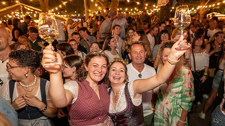 Hoch die Gläser: Das Volkacher Weinfest war auch in seiner 74. Auflage ein Besuchermagnet.