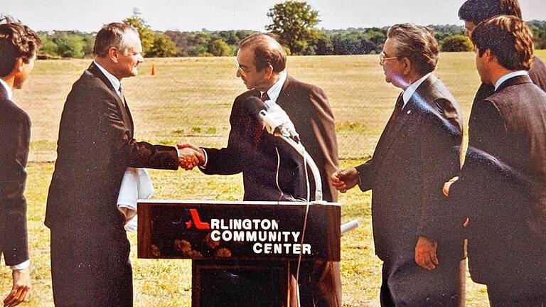Ein Dankeschön nach 37 Jahren. Eine 29-köpfige Delegation aus Bad Königshofen besuchte 1988 Arlington. Damals wurde der „Bad Königshofen-Park“ offiziell eröffnet und die Flaggen beider Städte ausgetauscht. Unser Bild zeigt Wolfgang Mack (links) und den ehemaligen Bürgermeister Tom Vandergriff (rechts). Ein Dankeschön nach 37 Jahren. Eine 29-köpfige Delegation aus Bad Königshofen besuchte 1988 Arlington. Damals wurde der „Bad Königshofen-Park“ offiziell eröffnet und die Flaggen beider Städte ausgetauscht. Unser Bild zeigt Wolfgang Mack (links) und den ehemaligen Bürgermeister Tom Vandergriff (rechts).