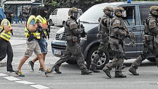 Schießerei in Einkaufszentrum in München       -  Das Archivfoto zeigt Polizisten in Spezialausrüstung am 22. Juli in München. Damals tötete ein Amokläufer neun Menschen und verletzte vier weitere durch Schüsse.