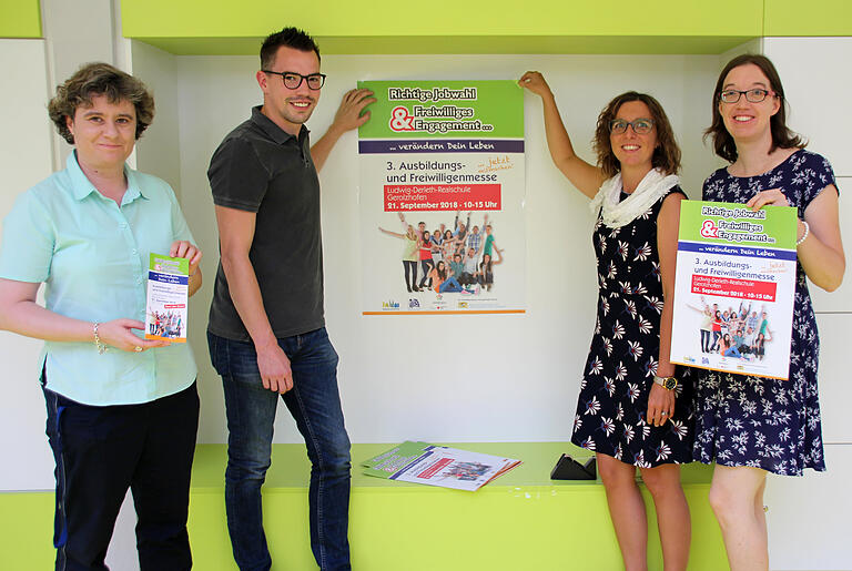 Auch bei der Ausbildungs- und Freiwilligenmesse in der Realschule Gerolzhofen ist Gerolzhofens Soziale Stadt-Manager Daniel Hausmann zusammen mit der Freiwilligenagentur GemeinSinn und der Schulleitung stark eingebunden. Auch bei der Ausbildungs- und Freiwilligenmesse in der Realschule Gerolzhofen ist Gerolzhofens Soziale Stadt-Manager Daniel Hausmann zusammen mit der Freiwilligenagentur GemeinSinn und der Schulleitung stark eingebunden.