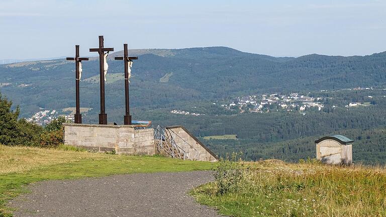 Bei den Golgota-Kreuzen am Kreuzberg bietet sich dem Betrachter ein schöner Blick in die Landschaft.