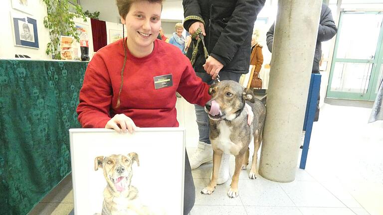 Mona Rückel bekam unerwartet Besuch von ihrem Pflegehund, der sehr zufrieden war mit seinem Portrait, das die junge Künstlerin von ihm gefertigt hat.