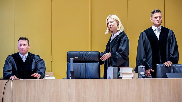 Blieb souverän: die Vorsitzende Richterin Claudia Guba mit ihren Beisitzern im Landgericht Schweinfurt