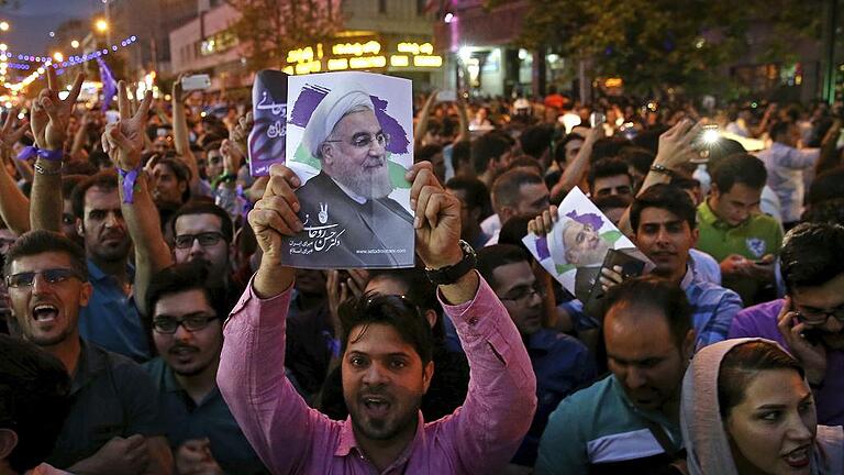 Wahlen im Iran       -  Unterstützer des iranischen Präsidenten Ruhani feierten in Teheran den Sieg ihres Kandidaten.