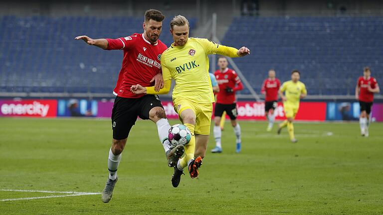 Steht in unserer Startelf der Würzburger Kickers gegen den 1. FC Nürnberg: Innenverteidiger Lars Dietz (rechts, hier gegen Hannovers Hendrik Weydandt).