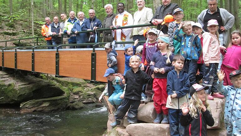 Die Mitwirkenden und die Kinder aus der Thulbaer Kindertagesstätte St. Elisabeth feiern das neue Bauwerk, das in einer Gemeinschaftsleistung entstanden ist.       -  Die Mitwirkenden und die Kinder aus der Thulbaer Kindertagesstätte St. Elisabeth feiern das neue Bauwerk, das in einer Gemeinschaftsleistung entstanden ist.