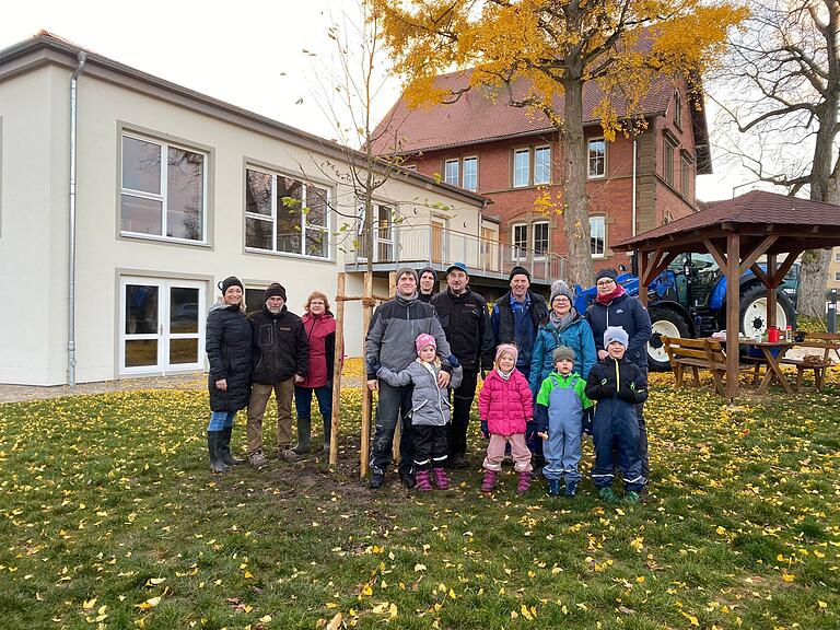 Jetzt sind auch die Bäume gepflanzt.