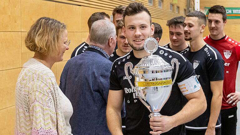 Leon Vollmuth (vorne) vom TSV Unterpleichfeld nimmt den Siegerpokal entgegen. Nach drei Niederlagen in Jahren zuvor holte der TSV diesmal wieder den EEV-Cup zu sich.