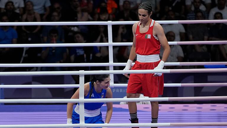 Paris 2024 - Boxen       -  Nach ihrer Aufgabe sinkt die italienische Boxerin Angela Carini (l) zu Boden und weint.