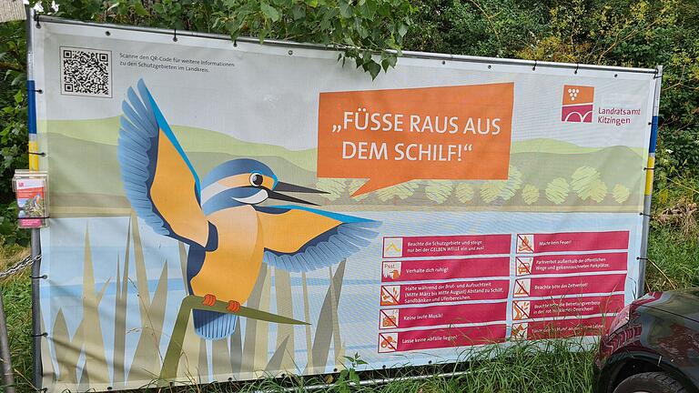 Die Stadt Volkach hat Bauzaunbanner mit Verhaltensregeln für Wassertouristen aufgehängt, die das Landratsamt Kitzingen entworfen hat. Die Stadt Volkach hat Bauzaunbanner mit Verhaltensregeln für Wassertouristen aufgehängt, die das Landratsamt Kitzingen entworfen hat.
