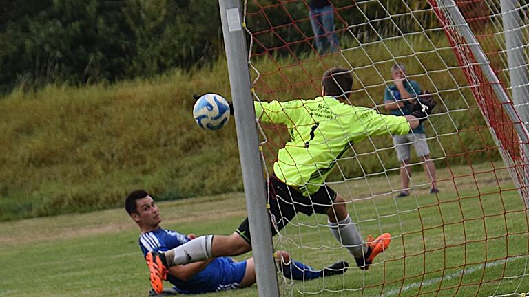 Stefan Edelmann von der SG Waldfenster/Lauter überwindet hier den gegnerischen Torwart von der SG Gräfendorf zum 1:0. Nach drei weiteren Toren trennten sich die Kontrahenten am Ende 2:2. - Stefan Edelmann von der SG Waldfenster/Lauter überwindet hier den gegnerischen Torwart von der SG Gräfendorf zum 1:0. Nach drei weiteren Toren trennten sich die Kontrahenten am Ende 2:2. Stefan Edelmann von der SG Waldfenster/Lauter überwindet hier den gegnerischen Torwart von der SG Gräfendorf zum 1:0. Nach drei weiteren Toren trennten sich die Kontrahenten am Ende 2:2. - Stefan Edelmann von der SG Waldfenster/Lauter überwindet hier den gegnerischen Torwart von der SG Gräfendorf zum 1:0. Nach drei weiteren Toren trennten sich die Kontrahenten am Ende 2:2.