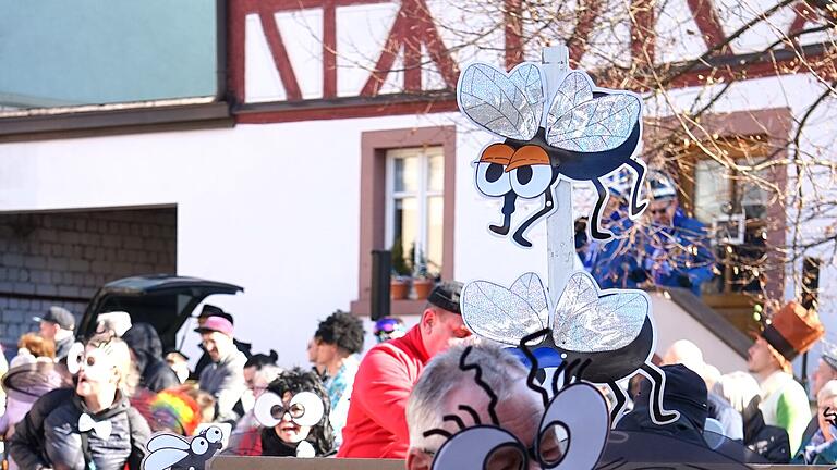 Ein bunter Gaudiwurm zog in Erlenbach beim Faschingszug durch das Dorf.