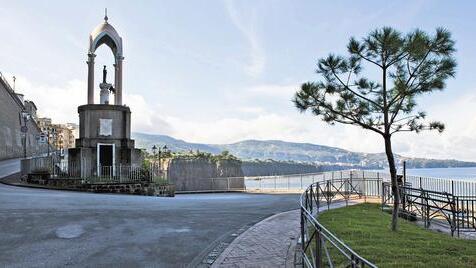 Vor dem Urteil: Diesen Blick auf das Meer, nicht weit von seinem Haus in Meta di Sorrento am Golf von Neapel entfernt, wird Francesco Schettino wohl bald nicht mehr genießen können. Vor dem Urteil: Diesen Blick auf das Meer, nicht weit von seinem Haus in Meta di Sorrento am Golf von Neapel entfernt, wird Francesco Schettino wohl bald nicht mehr genießen können.