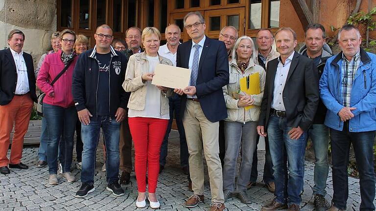 Kein Maststall für Schweine oder Legehennenbetrieb im Westen der Stadt in Richtung Hainhof: Carmen Betz (vorne, Mitte) und weitere Bürger vom Hainberg haben am Donnerstag eine Liste mit 387 Unterschriften an Bürgermeister Eberhard Streit übergeben. Landwirt Robert Mack (Dritter von rechts), der diesbezüglich eine Bauvoranfrage eingereicht hat, legte seine Argumente für die Standortwahl vor. Am Ende reichte man sich die Hand und will nun versuchen, gemeinsam eine gute Lösung für alle zu finden. Kein Maststall für Schweine oder Legehennenbetrieb im Westen der Stadt in Richtung Hainhof: Carmen Betz (vorne, Mitte) und weitere Bürger vom Hainberg haben am Donnerstag eine Liste mit 387 Unterschriften an Bürgermeister Eberhard Streit übergeben. Landwirt Robert Mack (Dritter von rechts), der diesbezüglich eine Bauvoranfrage eingereicht hat, legte seine Argumente für die Standortwahl vor. Am Ende reichte man sich die Hand und will nun versuchen, gemeinsam eine gute Lösung für alle zu finden.