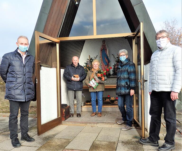 Bürgermeister Horst Herbert (links), der in anderer Angelegenheit in Unterspiesheim unterwegs war, kam dazu und sprach dem Ehepaar Rita und Hans Werner wie Pfarrgemeinderatsvorsitzende Inge Henkel und Pfarrer Thomas Amrehn (rechts) Dank aus für die Pflege der Mariengrotte am Friedhof. Bürgermeister Horst Herbert (links), der in anderer Angelegenheit in Unterspiesheim unterwegs war, kam dazu und sprach dem Ehepaar Rita und Hans Werner wie Pfarrgemeinderatsvorsitzende Inge Henkel und Pfarrer Thomas Amrehn (rechts) Dank aus für die Pflege der Mariengrotte am Friedhof.