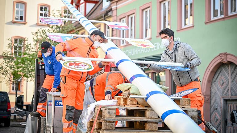 Auf dem Marktplatz in Marktheidenfeld wird am Donnerstag, 29. April 2021, der Maibaum aufgestellt.