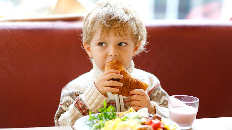 Ein Café in Ostfriesland verbietet den Zutritt für Kinder unter zehn Jahren. Wären kinderlose Cafés auch eine Idee für Würzburg?