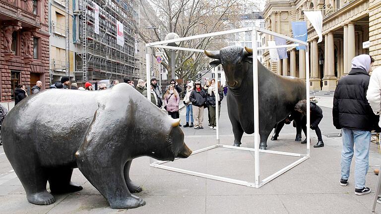 Reinhard Dachlauers Bronze-Abbilder von Bulle und Bär, die seit 1988 vor den Türen der Frankfurter Börse wachen, blicken in den Kunstleeren Raum.