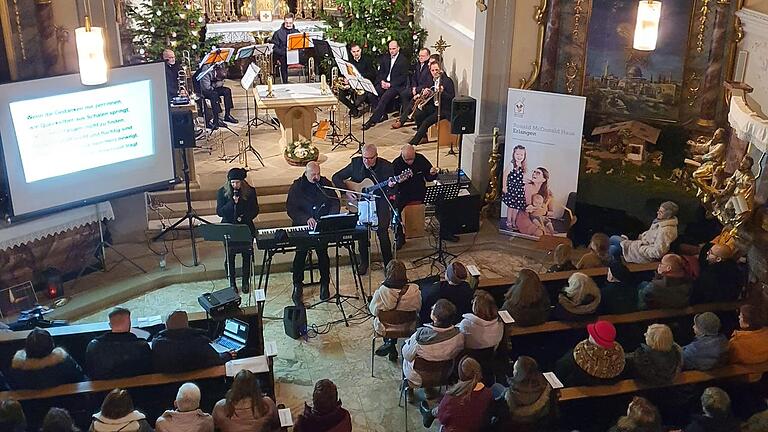 Bis auf den letzten Platz war die Schwemmelsbacher Pfarrkirche St. Cyriakus beim mittlerweile 6. „Lebenslieder“-Konzert besetzt. Die „Lebenslieder-Band“ sowie der Posaunenchor, haben die Zuhörerinnen und Zuhörer wieder 90 Minuten eufonisch verwöhnt.