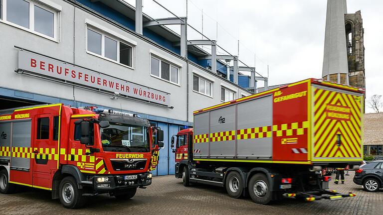 Feuerwehr-Einsatzfahrzeuge auf dem Hof der Hauptfeuerwache der Berufsfeuerwehr Würzburg in der Hofstallstraße.