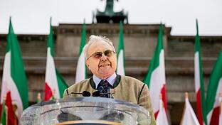 Der frühere CSU-Bundstagsabgeordnete Eduard Lintner aus Münnerstadt (Lkr. Bad Kissingen) muss sich in München vor Gericht verantworten. Das Foto von 2019 zeigt ihn bei einer Kundgebung für den Aufstand und Widerstand der Bürger im Iran vor dem Brandenburger Tor.&nbsp;