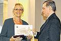 Große Ehre: Paul-Jürgen Porr überreichte Susanne Kastner die Honterus-Medaille.
