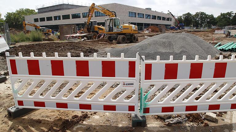 Auf Hochtouren laufen die Arbeiten in den Ledward Kasernen: Im Hintergrund das neue FH-Gebäude, das im Herbst 2021 bezogen wird, davor haben die Arbeiten für die Carus-Allee begonnen.