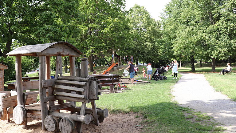Die Holzeisenbahn ist auf dem Spielplatz äußerst beliebt, so etwas findet man nicht auf jedem Spielplatz. Und diese Bahn hat definitv keine Verspätung. Die Holzeisenbahn ist auf dem Spielplatz äußerst beliebt, so etwas findet man nicht auf jedem Spielplatz. Und diese Bahn hat definitv keine Verspätung.