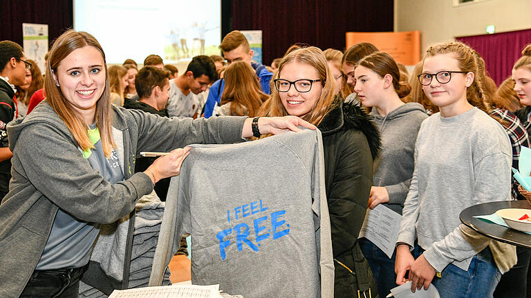 Eröffnung das fünfte Schuljahr des FEEL-F.R.E.E.-Projekts
das Jugendliche für das Ehrenamt begeistern soll. An der Kick-off-Veranstaltung in der Franz Oberthür Schule in Würzburg nehmen 112 Schüler/innen, deren Eltern und die Vertreter/innen der Einsatzstellen teil.