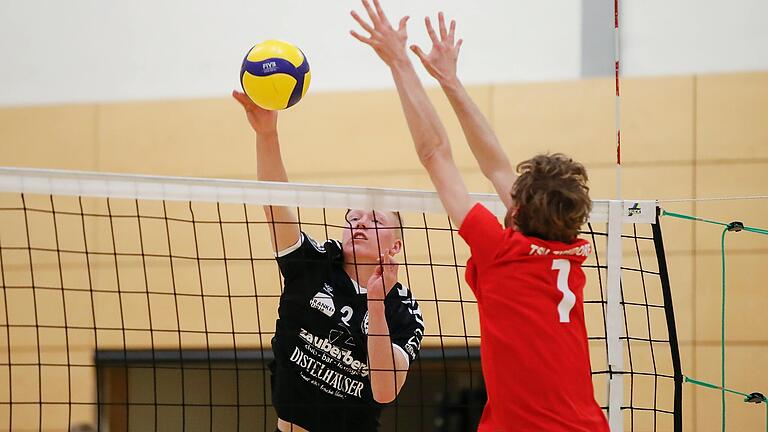Matthis Brux (links, TSV Eibelstadt) setzt am Netz zum Schlag gegen den verteidigenden Severin Bienek (TSV Zirndorf) an. Matthis Brux (links, TSV Eibelstadt) setzt am Netz zum Schlag gegen den verteidigenden Severin Bienek (TSV Zirndorf) an.