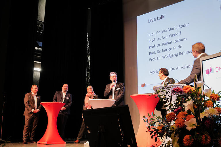Sprachen über die Entwicklung des Campus Bad Mergentheim in den vergangenen 20 Jahren: V.l. Prof. Enrico Purle, Prof. Rainer Jochum, Prof. Eva Maria Boder, Prof. Axel Gerloff, Prof. Wolfgang Reinhart (MdL, Vizepräsident des Landtags) und Moderator Alexander Dambach.