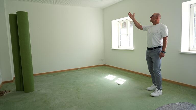 Bürgermeister Thomas Stadelmann präsentiert die hellen neuen Räume des offenen Ganztags im Zeiler Caritas-Haus. Die Möbel kommen in den nächsten Wochen. Bürgermeister Thomas Stadelmann präsentiert die hellen neuen Räume des offenen Ganztags im Zeiler Caritas-Haus. Die Möbel kommen in den nächsten Wochen.