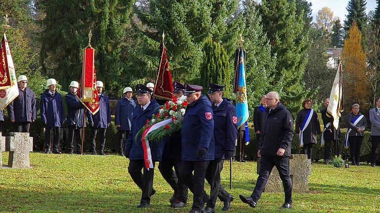 Wie im gesamten Landkreis hat auch auf dem Parkfriedhof der Stadt Bad Kissingen eine Gedenkfeier anlässlich des Volkstrauertages stattgefunden. - Wie im gesamten Landkreis hat auch auf dem Parkfriedhof der Stadt Bad Kissingen eine Gedenkfeier anlässlich des Volkstrauertages stattgefunden. Wie im gesamten Landkreis hat auch auf dem Parkfriedhof der Stadt Bad Kissingen eine Gedenkfeier anlässlich des Volkstrauertages stattgefunden. - Wie im gesamten Landkreis hat auch auf dem Parkfriedhof der Stadt Bad Kissingen eine Gedenkfeier anlässlich des Volkstrauertages stattgefunden.