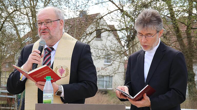 Die beiden Pfarrer Peter Rüb (links) und Stefan Bonawitz segneten das neue Freizeitgelände. - Die beiden Pfarrer Peter Rüb (links) und Stefan Bonawitz segneten das neue Freizeitgelände. Die beiden Pfarrer Peter Rüb (links) und Stefan Bonawitz segneten das neue Freizeitgelände. - Die beiden Pfarrer Peter Rüb (links) und Stefan Bonawitz segneten das neue Freizeitgelände.