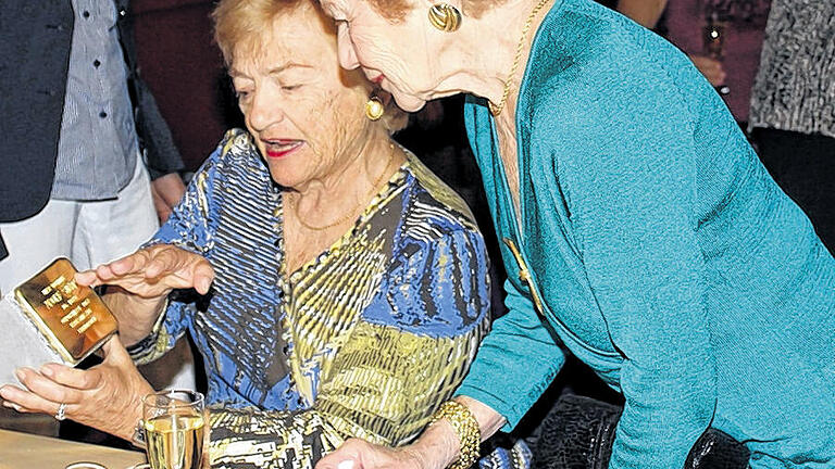 Besuch in Würzburg: Die beiden noch lebenden Töchter von Max Stern, Ursula Alberg-Stern (rechts) und Margaret Roth, betrachten den neuen Stolperstein für ihren Onkel Adolf Stern.